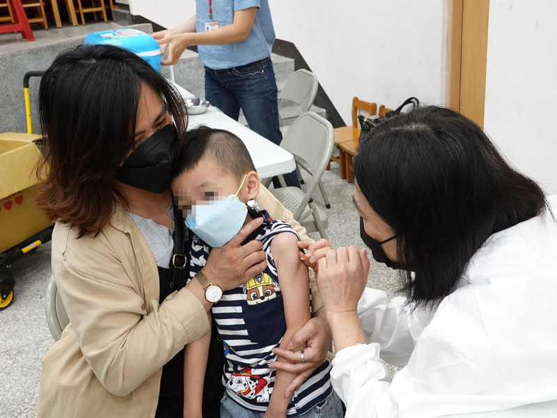 莊人祥今天表示，BA.5疫情已升溫，嬰幼兒早打完疫苗較好。（中央社檔案照片）