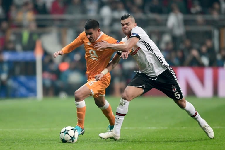 Porto's Maxi Pereira (L) vies for the ball with Besiktas' Pepe (R) during the UEFA Champions League Group G football match November 21, 2017 at the Vodafone Park in Istanbul