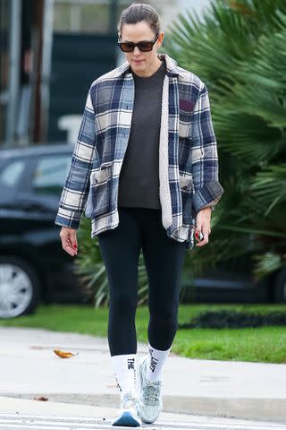 Jennifer Garner Keeps Wearing This Comfy and Practical Outfit Combo