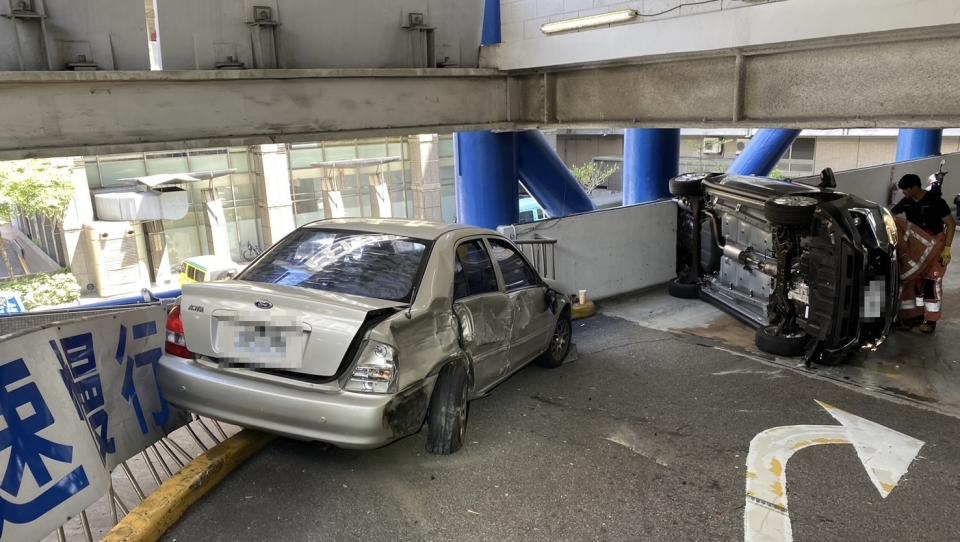 新竹巨城停車場發生一起翻車意外。（圖／翻攝畫面）