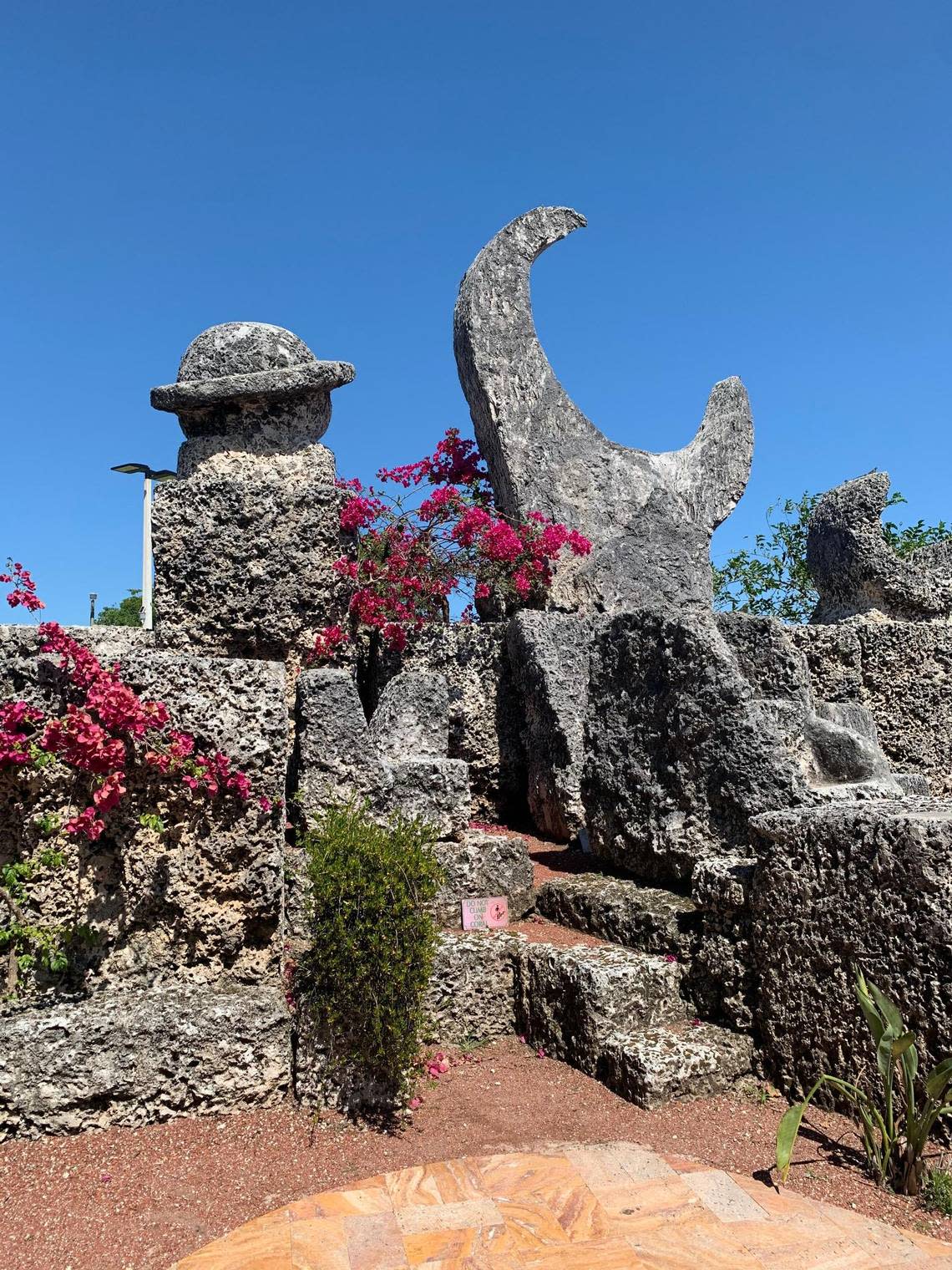 A new episode of the podcast Miami Oculto explores  the mysteries of Coral Castle.
