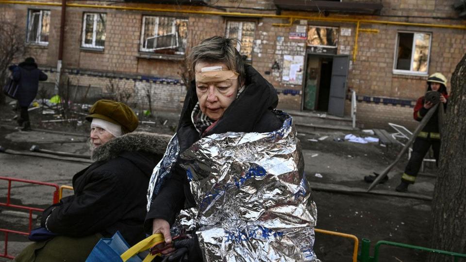 Injured after a bombing in a residential area of ​​kyiv, on March 18 © Aris Messinis/​AFP/​Getty Images