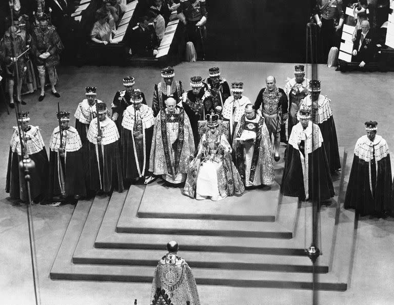 ARCHIVO -  La Reina Isabel es la monarca más longeva del Reino Unido, y este domingo celebra 70 años en el trono con el Jubileo de Diamante.  (AP Photo, File)