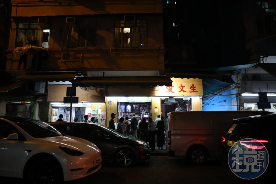 夜晚的深水埗，被人潮包圍的「愛文生飯店」是 一大亮點。