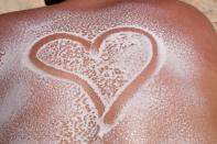 <p>Sunburn Art ist mehr als grenzwertig. Die Teilnehmer dieses Trends malen sich Muster mit Sonnencreme auf die Haut, die Hautstellen drumherum lassen sie ungeschützt. Die Folge: Dort, wo die Haut geschützt ist, bleibt sie blass, der Rest ergibt ein Sonnenbrand-Tattoo. Dass so ein Sonnenbrand Krebs verursachen kann, wird verdrängt. (Foto: ddp) </p>