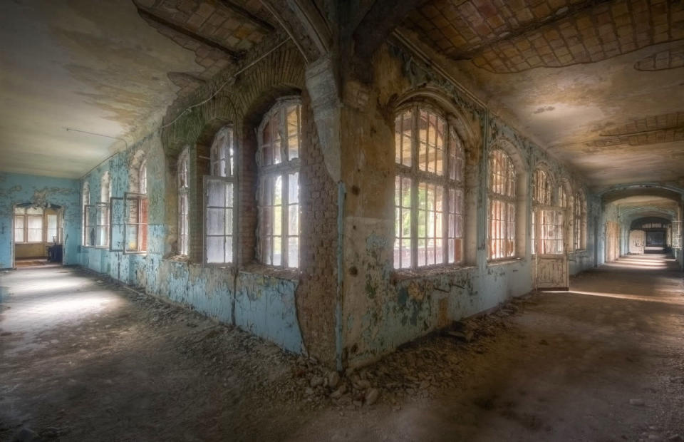 <p>An interior view of the rooms of an abandoned hospital which treated Adolf Hitler. (Roman Robroek/Caters News)</p>