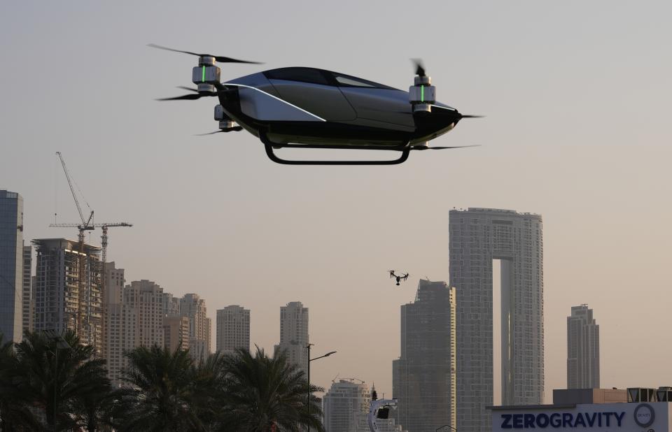 Una unidad XPeng X2, un taxi volador eléctrico desarrollado por la filial de aviación de XPeng Inc, con sede en Guangzhou, es sometido a una prueba en el Distrito Marina en Dubái, Emiratos Árabes Unidos, el lunes 10 de octubre de 2022. (AP Foto/Kamran Jebreili)