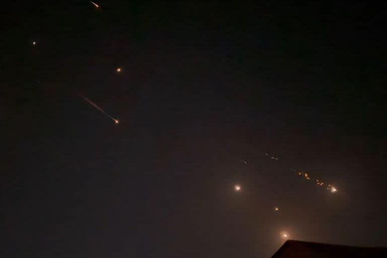 Explosiones iluminan el cielo en Hebrón, durante un ataque iraní contra Israel