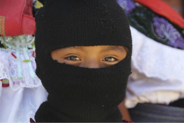 Niña encapuchada de una comunidad zapatista en Chiapas