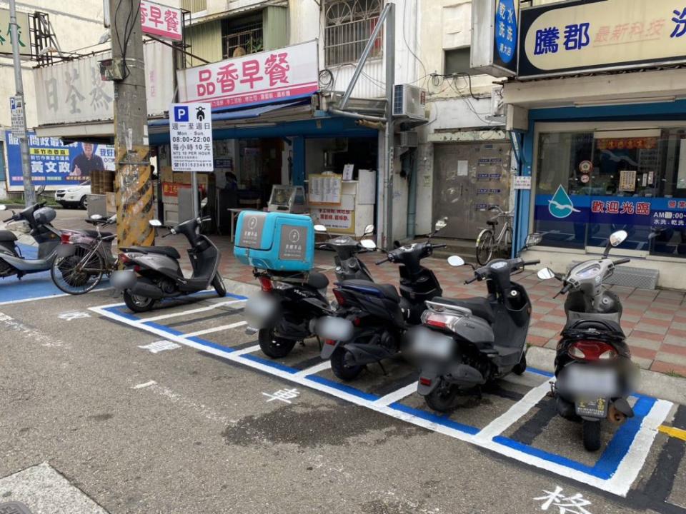 竹市於五月一日起在新竹車站前、清大夜市等商圈熱點，試辦小區域機車停車收費，每小時收費十元，藉此提高停車周轉率。(記者曾芳蘭攝)