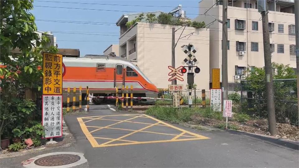 阿北騎車闖進卡柵欄內　警調監視器循線開罰