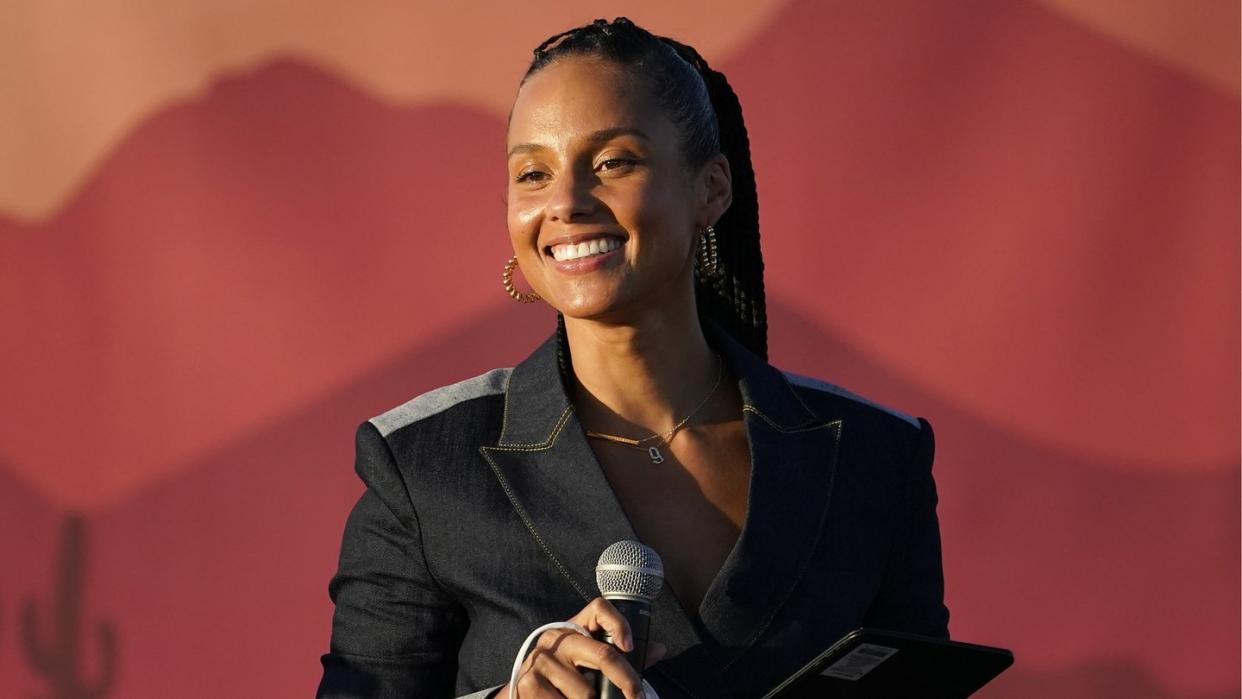 Alicia Keys spricht auf der Wahlkampfveranstaltung von Kamala Harris in Phoenix.