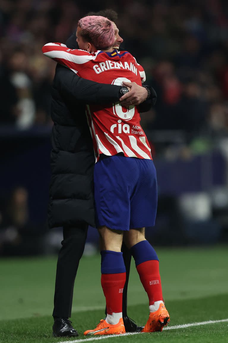 Antoine Griezmann, autor de uno de los seis goles de Atlético contra Sevilla, abraza a Simeone.