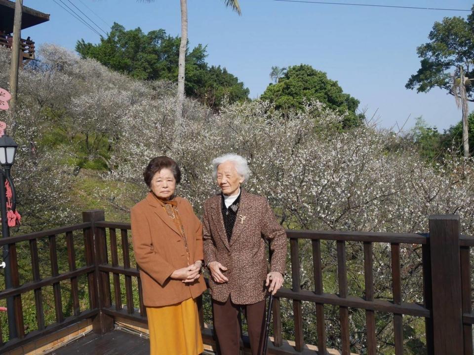 《春閨夢》中的兩位女主角一一八二三烈士遺孀：曾張秀麗(右)呂陳氣(左)。   圖：王瓊玲提供