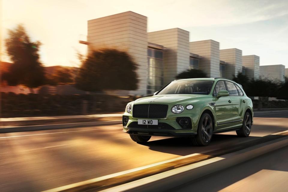 NewBentayga-AlpineGreen-1.jpg