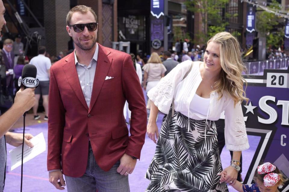2021年的薛爾瑟(左)與妻子艾瑞卡出席MLB全明星賽。（美聯社資料照）