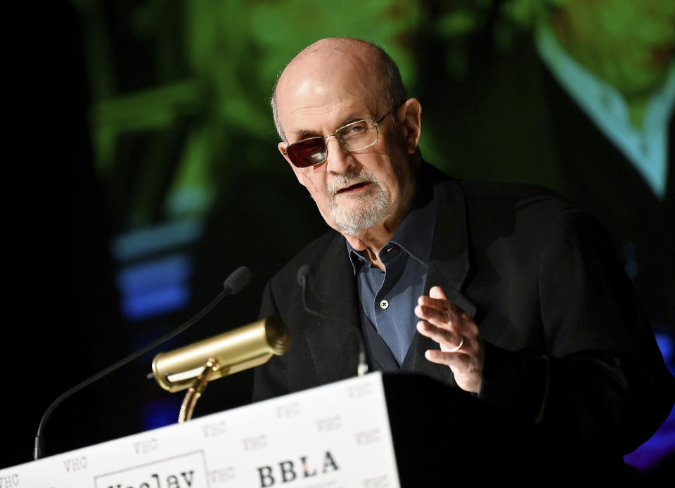 ARCHIVO - El autor Salman Rushdie recibe el primer premio a la perturbación de la paz de la Fundación de la Biblioteca Vaclav Havel en el Centro Vaclav Havel el martes 14 de noviembre de 2023, en Nueva York. El primer libro de Rushdie desde el apuñalamiento de 2022 por el que estuvo en peligro su vida es explícito en la violencia que sufrió Rushdie y heroico por la voluntad de vivir que conserva. (Foto Evan Agostini/Invision/AP, archivo)