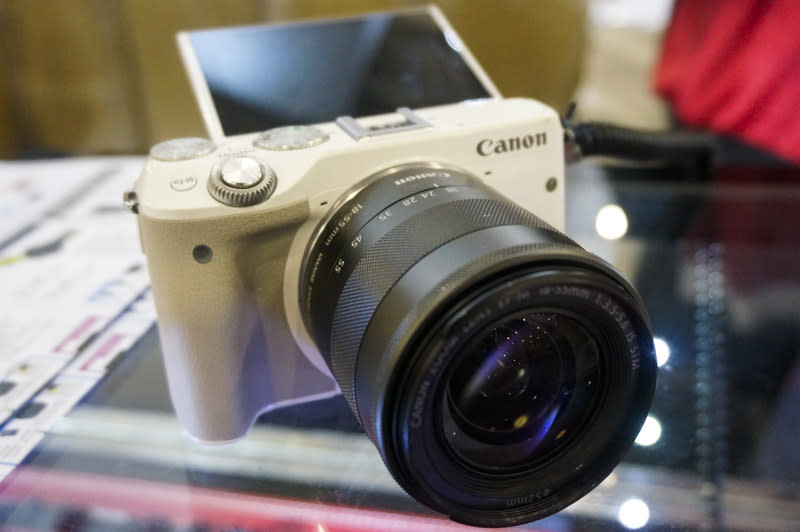 Those looking for a more compact option can consider the EOS M3.That’s going for $899 (with EF M 15-45 IS STM lens)and there’s a $200 cashback promotion at the show.  This is one of Canon’s mirrorless offerings, and it features a 24.2MP APS-C CMOS sensor with DIGIC 6 processor, allowing to reach ISO speeds of up to 25,600. This comes with one 16GB SD card, one 64GB SD cards, a Mild Enthusiast Crumpler bag, T4 tripod, and a LCD protector.