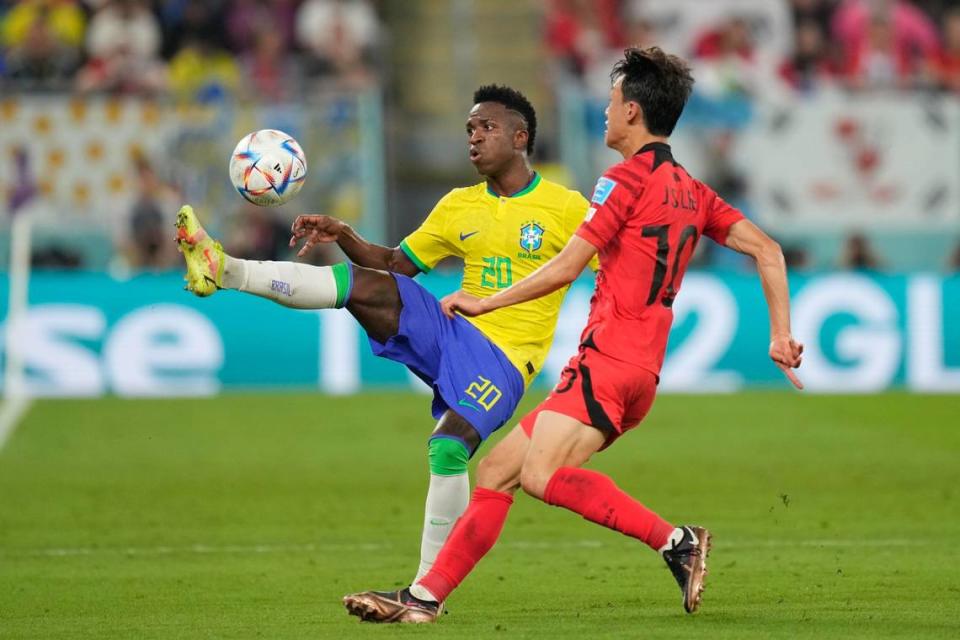 El delantero de Brasil Vinicius Junior (izq.) controla la pelota ante la marca de Lee Jae-sung, de Corea del Sur, en el partido de octavos de final celebrado el 5 de diciembre de 2022 en el Estadio 974 en Al Rayyan, Qatar.