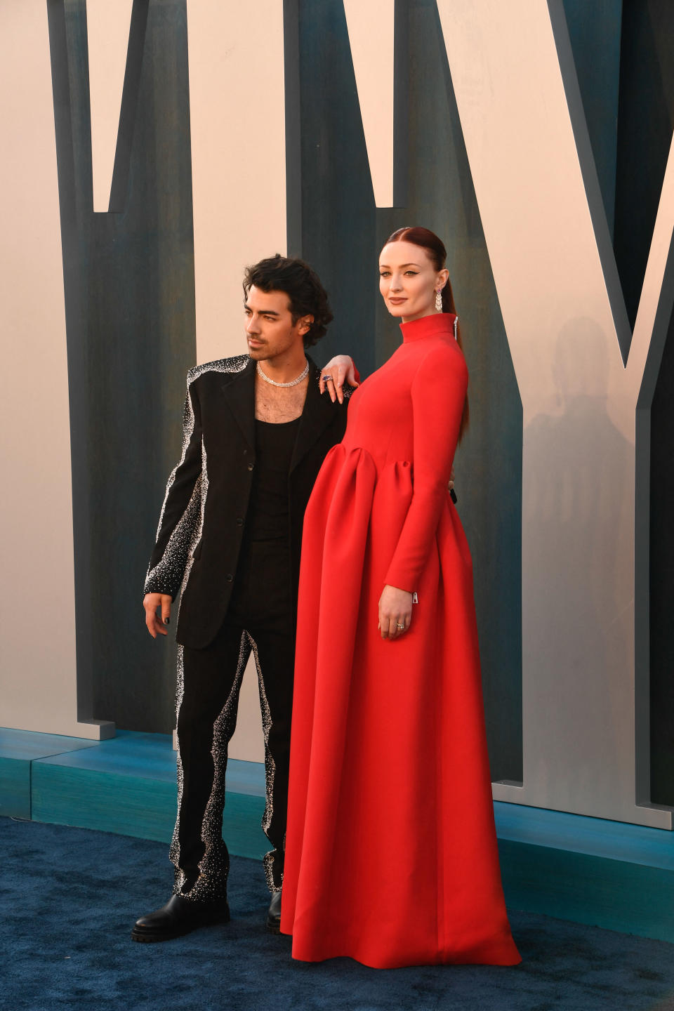 Joe Jonas and Sophie Turner attend the 2022 Vanity Fair Oscar Party following the 94th Oscars at the The Wallis Annenberg Center for the Performing Arts in Beverly Hills, California on March 27, 2022. (Photo by Patrick T. FALLON / AFP) (Photo by PATRICK T. FALLON/AFP via Getty Images)