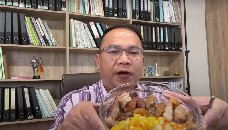 王義川在新節目「阿川陪你呷午餐」的試播集中，談論外送平台收費議題。（圖／翻攝自阿川陪你呷午餐 YouTube頻道）