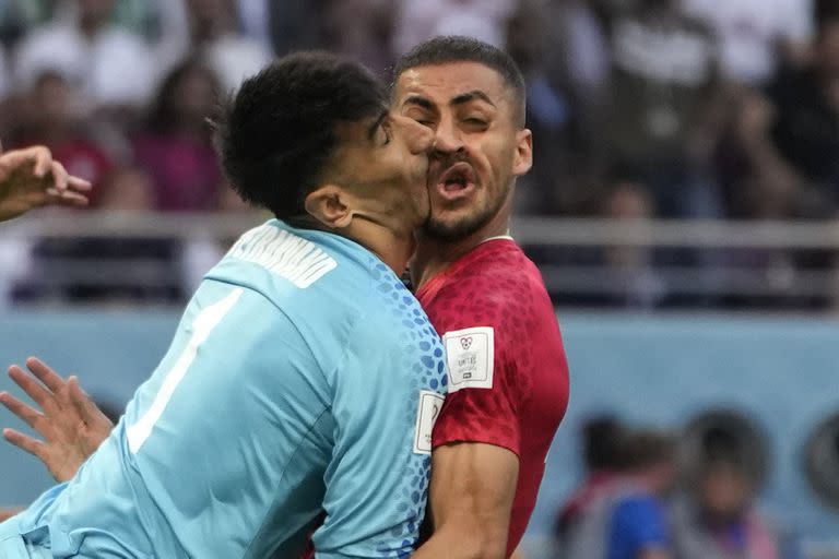 Mundial Qatar 2022: así fue el cabezazo que sufrió el arquero de Irán, que lo sacó del partido, contra un compañero