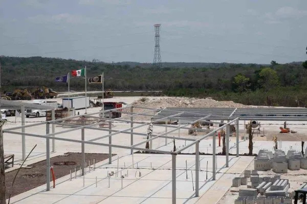 Construcción de una de las estaciones del Tren Maya, en el municipio de Xpujil, Campeche. Foto: Isabel Mateos.