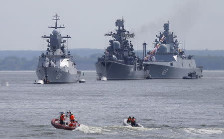 (L-R) Russian navy corvette Steregushchy, destroyer Nastoichivy and frigate Admiral Gorshkov are anchored in a bay of the Russian fleet base in Baltiysk in Kaliningrad region, Russia, July 19, 2015. REUTERS/Maxim Shemetov