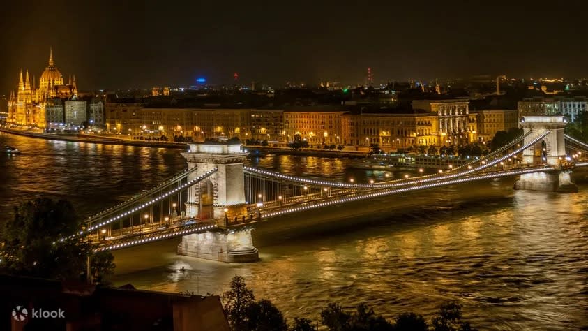 Cena y crucero con música en vivo por el Danubio en Budapest.  (foto: Klook SG)