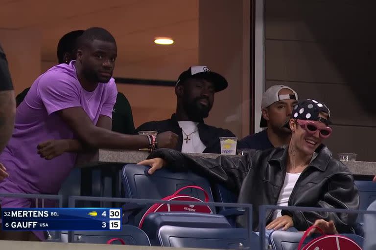 Justin Bieber, a la derecha, con su llamativo look durante un partido del US Open