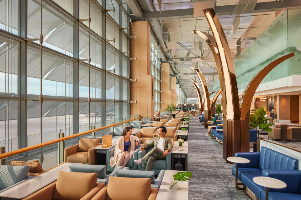 Al fresco dining area at business class SilverKris lounge/ (PHOTO: Singapore Airlines)