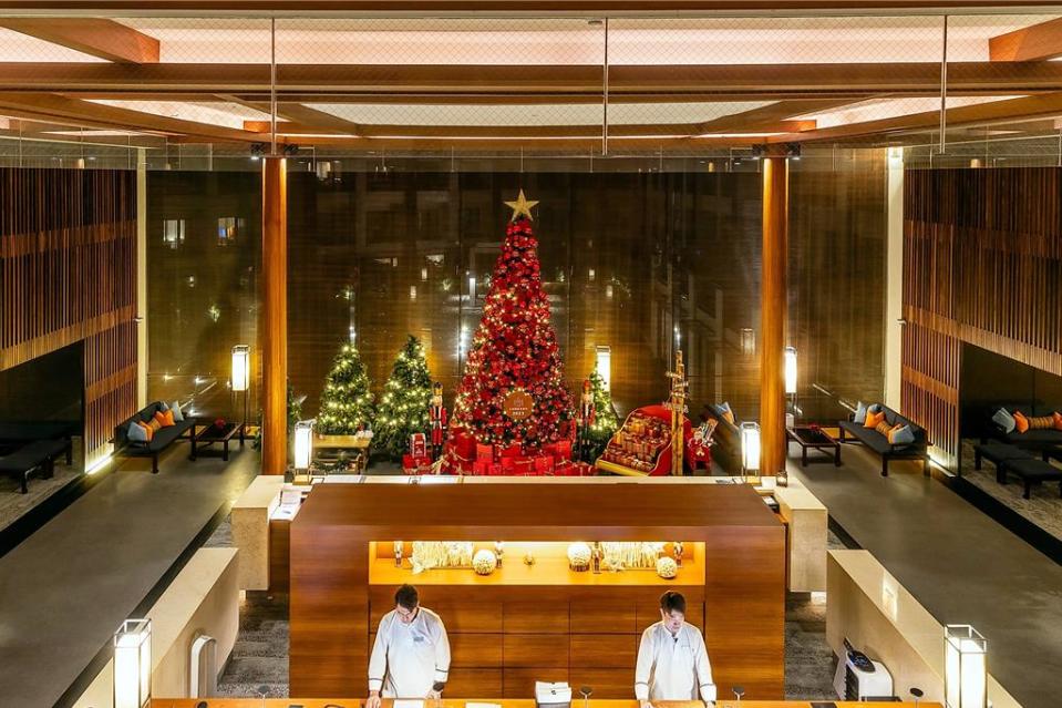 太魯閣晶英酒店迎接聖誕節，夜晚的大廳在溫暖燈光照耀下，更顯溫馨。圖／太魯閣晶英酒店提供