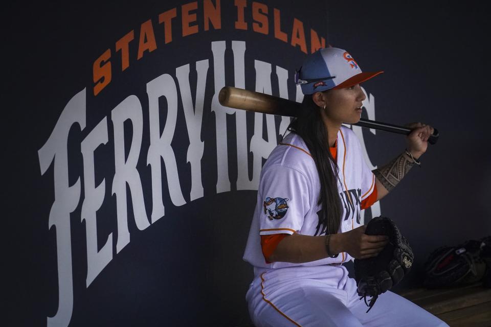 Kelsie Whitmore, jugadora de los FerryHawks de la Liga Atlántica, se sienta en el banquillo de su equipo antes del partido, el viernes 13 de mayo de 2022, en Nueva York. Whitmore es una de las primeras mujeres en estar en la alineación titular y como relevista en un equipo profesional relacionado con Major League Baseball. (Foto: AP/Bebeto Matthews)