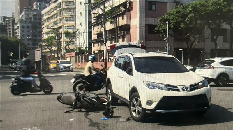車禍發生後機車騎士與被載的兒子由救護車送醫。（圖／翻攝畫面）