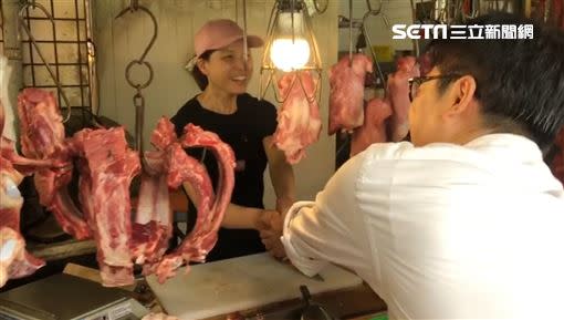 陳其邁投入競選模式第二天，8點開始掃岡山區菜市場。