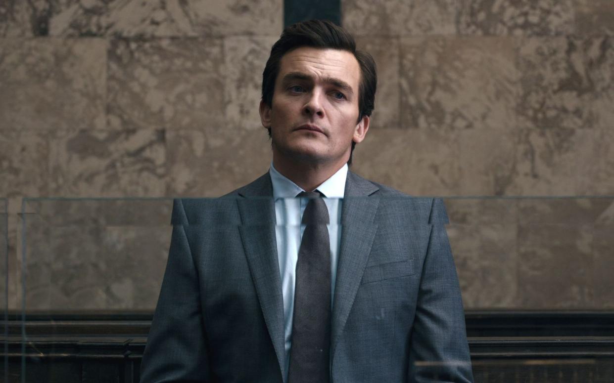 Der britische Minister James Whitehouse (Rupert Friend) muss sich vor Gericht gegen den Vorwurf der Vergewaltigung erwehren. (Bild: Netflix)