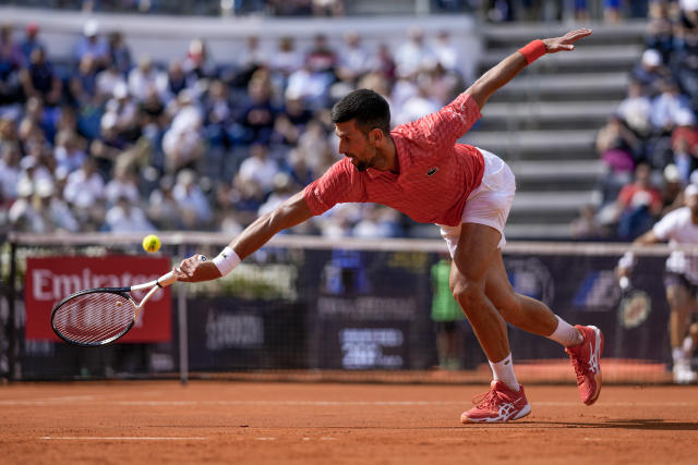 Djokovic tested by Etcheverry in opening Italian Open win; Swiatek cruises