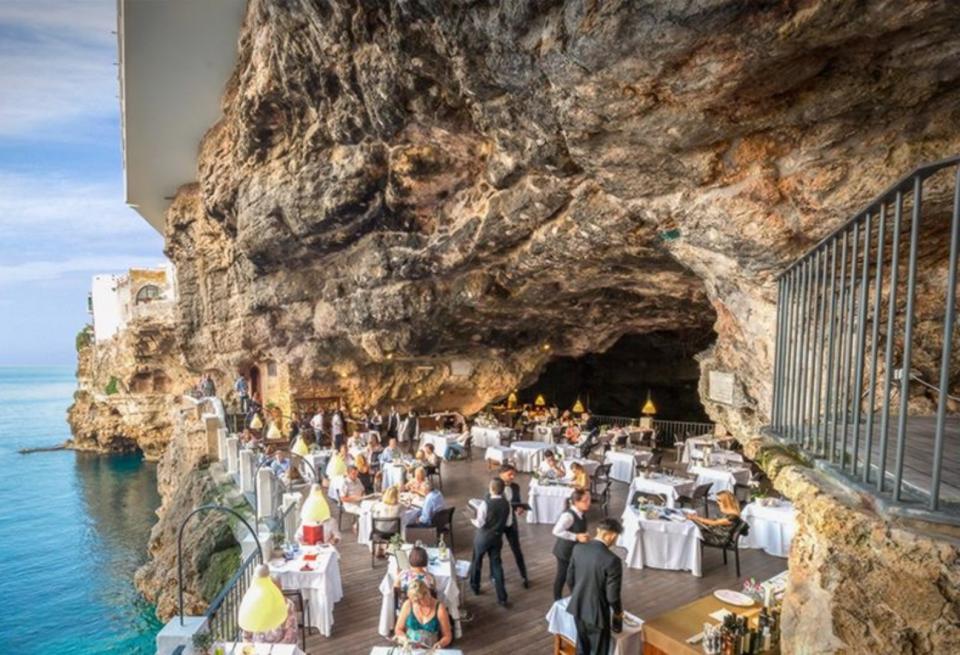 En Grotta Palazzese los comensales cenan en un acantilado sobre el mar Adriático situado a 22 metros de altura. Parte del restaurante ocupa además una cueva excavada en la roca. Su especialidad es, por supuesto, la pasta y también el marisco. (Foto: Facebook / <a href="http://es-la.facebook.com/GrottaPalazzese/photos/a.158292344221611/3042053439178806/?type=3&theater" rel="nofollow noopener" target="_blank" data-ylk="slk:Ristorante Hotel Grotta Palazzese;elm:context_link;itc:0;sec:content-canvas" class="link ">Ristorante Hotel Grotta Palazzese</a>).