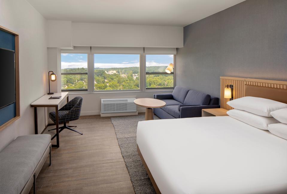 Designed by Gensler, a global architecture, the Hyatt Regency Morristown unveiled a complete transformation of the property’s guestrooms, lobby, food and beverage offerings and indoor meeting spaces in Janurary 2022.