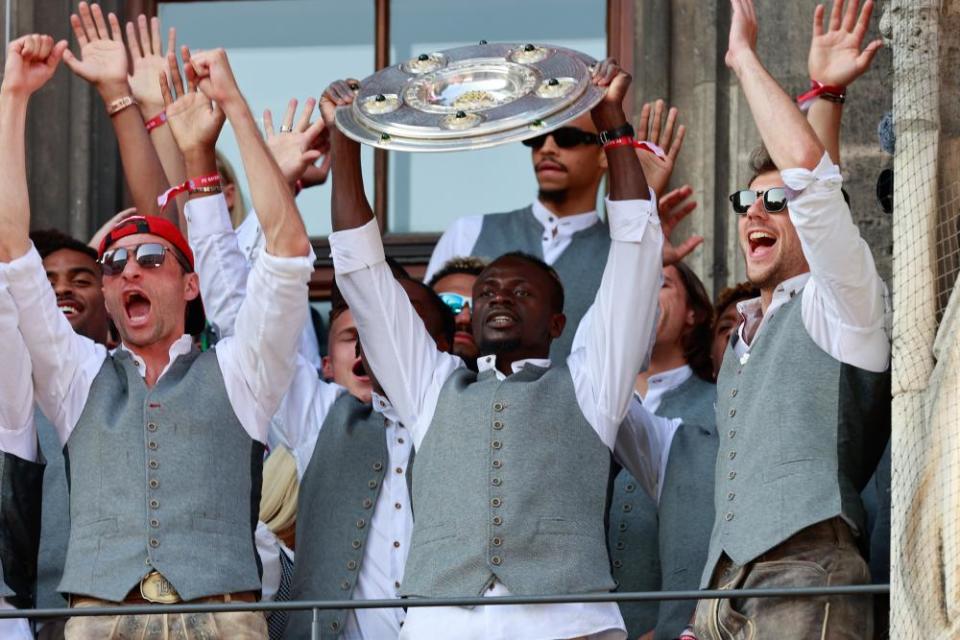 Left to right: Thomas Müller, Sadio Mané and Leon Goretzka celebrate with the Bundesliga trophy.