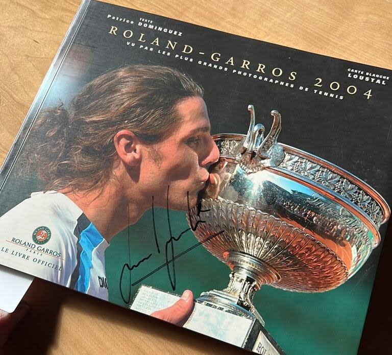 El libro oficial de Roland Garros 2004, autografiado por Gaudio, en posesión del coleccionista Claudio Crusizio, en Bariloche