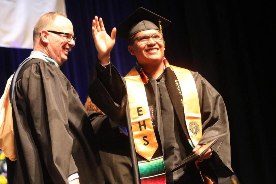 Uno de los graduados de Edison High School que tomaron parte en la ceremonia de graduación de verano del Distrito Escolar Unificado de Fresno en el Audra McDonald Theater de Roosevelt High School, el viernes por la mañana.