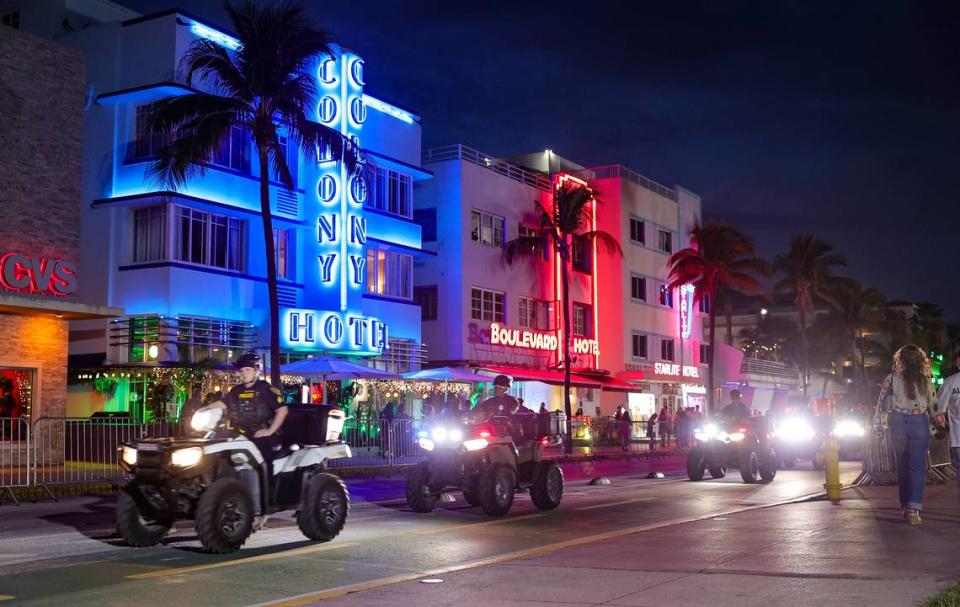 Agentes de la Policía de Miami Beach recorre Ocean Drive durante las vacaciones de primavera en Miami Beach, el domingo 10 de marzo de 2024.