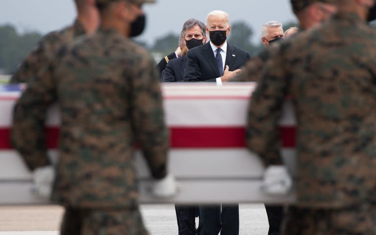 Biden, durante el arribo de los marines caídos a la base de Dover