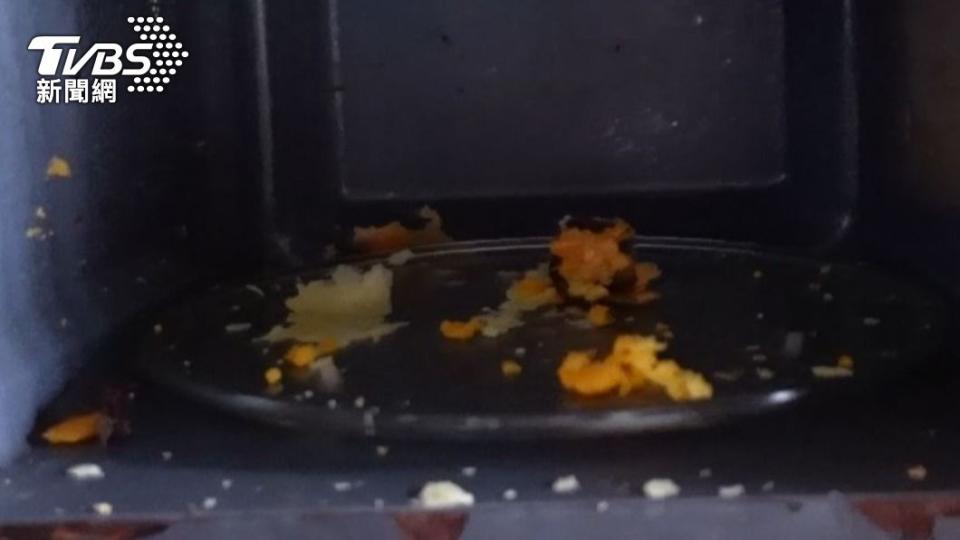 蛋黃酥放進微波爐加熱後爆炸。（圖／TVBS）