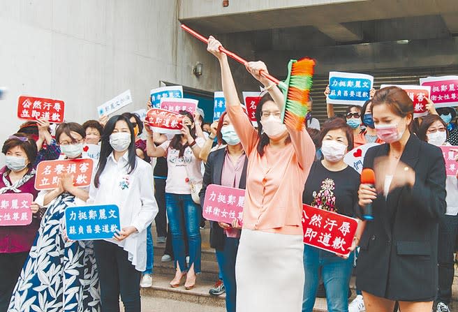 北市婦女團體與民代14日前往立法院群賢樓聲援立委鄭麗文（前排右二），鄭舉起掃帚重現議會中質詢蘇貞昌「拿掃帚如何保衛國家？」（郭吉銓攝）