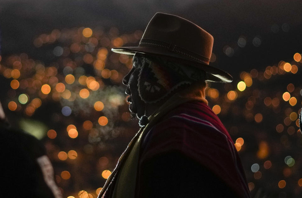 Un líder espiritual andino asiste a un ritual de Año Nuevo en El Alto, Bolivia, el martes 21 de junio de 2022. (AP Foto/Juan Karita)