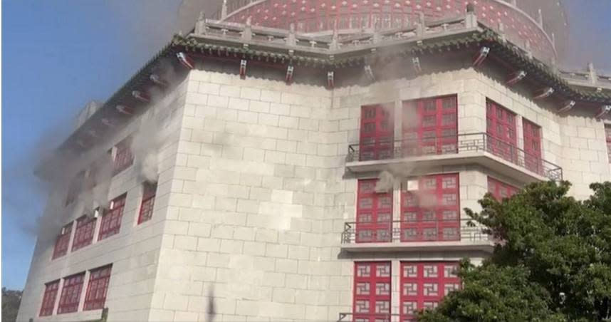 台北當代工藝設計分館突起火燃燒，3樓展場人員全疏散。（圖／翻攝記者爆料網）