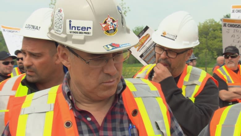 Quebec 'flash mob' pickets seek out job sites not complying with construction strike