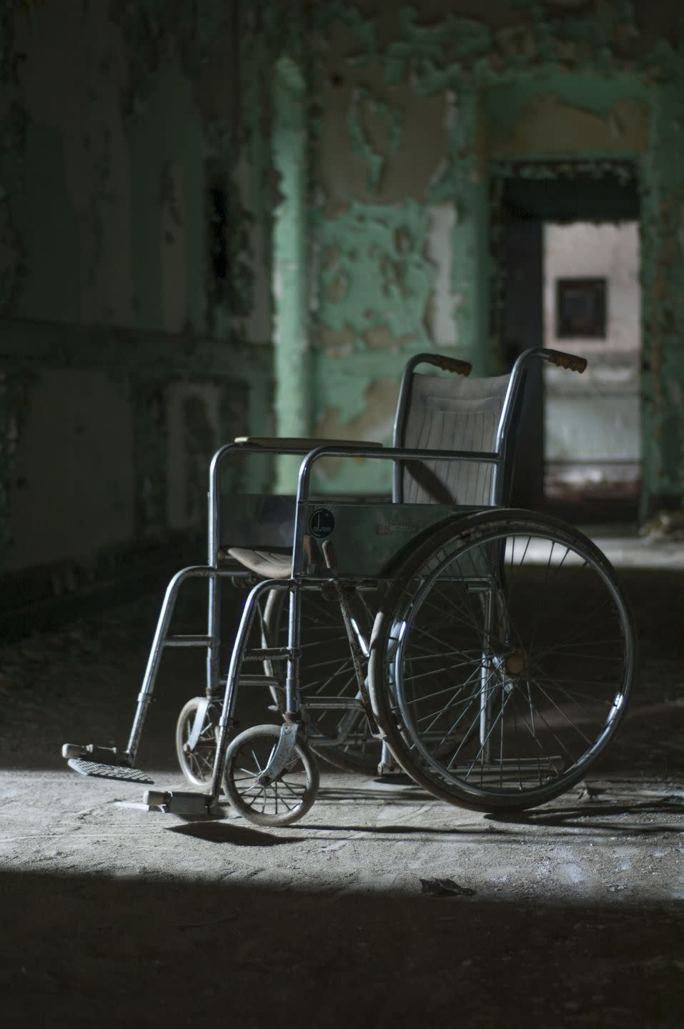 30 Photos of Abandoned Hospitals That'll Send Chills Down Your Spine